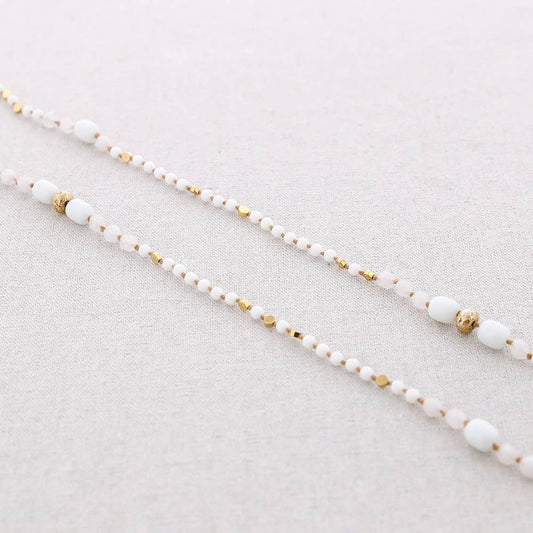 Eksklusivt lang hvid og guld perlehalskæde.