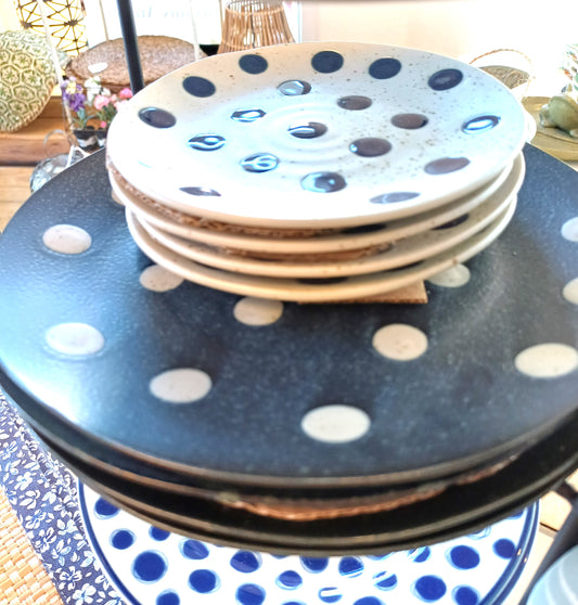 Blå med prikker frokosttallerken i keramik.