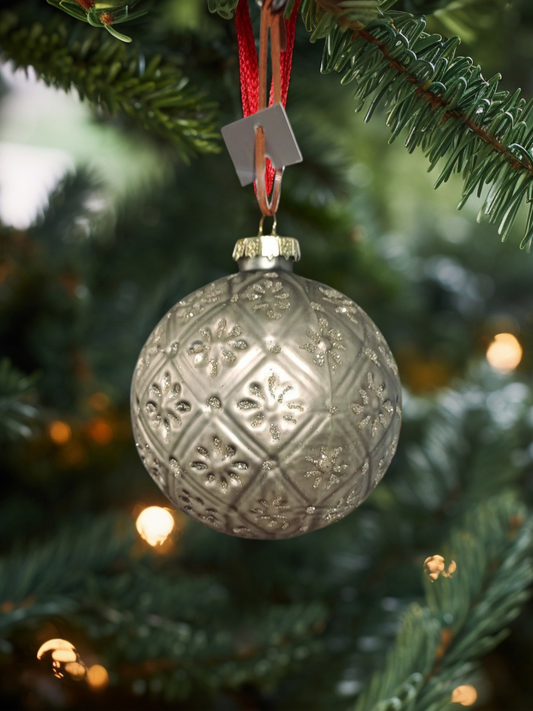 Julekugle i støvgrøn med glimmerblomster – julepynt