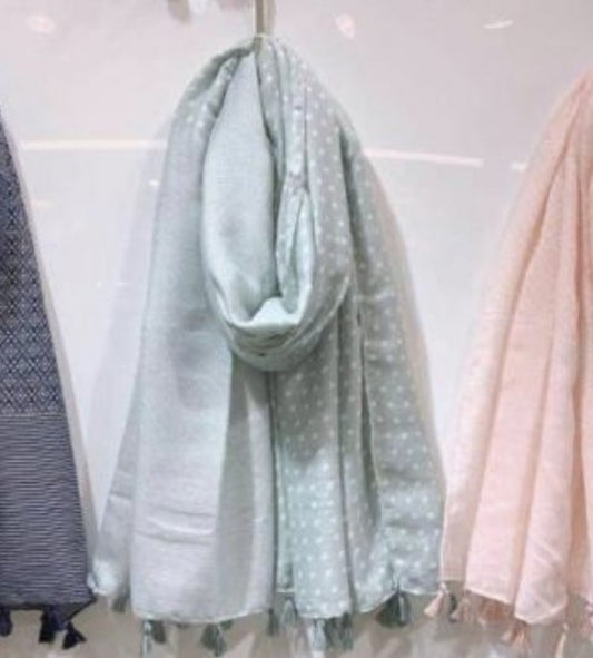 Sart turkis viskose tørklæde med hvid mønstre.