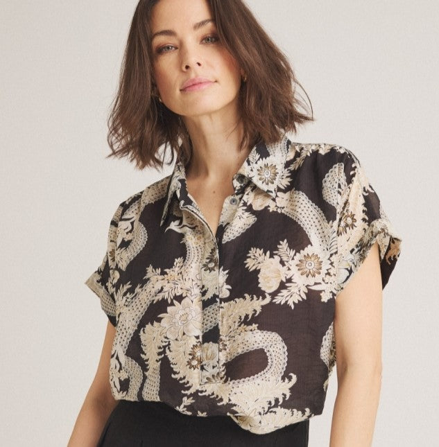 Feminin enkelt sort bluse.
