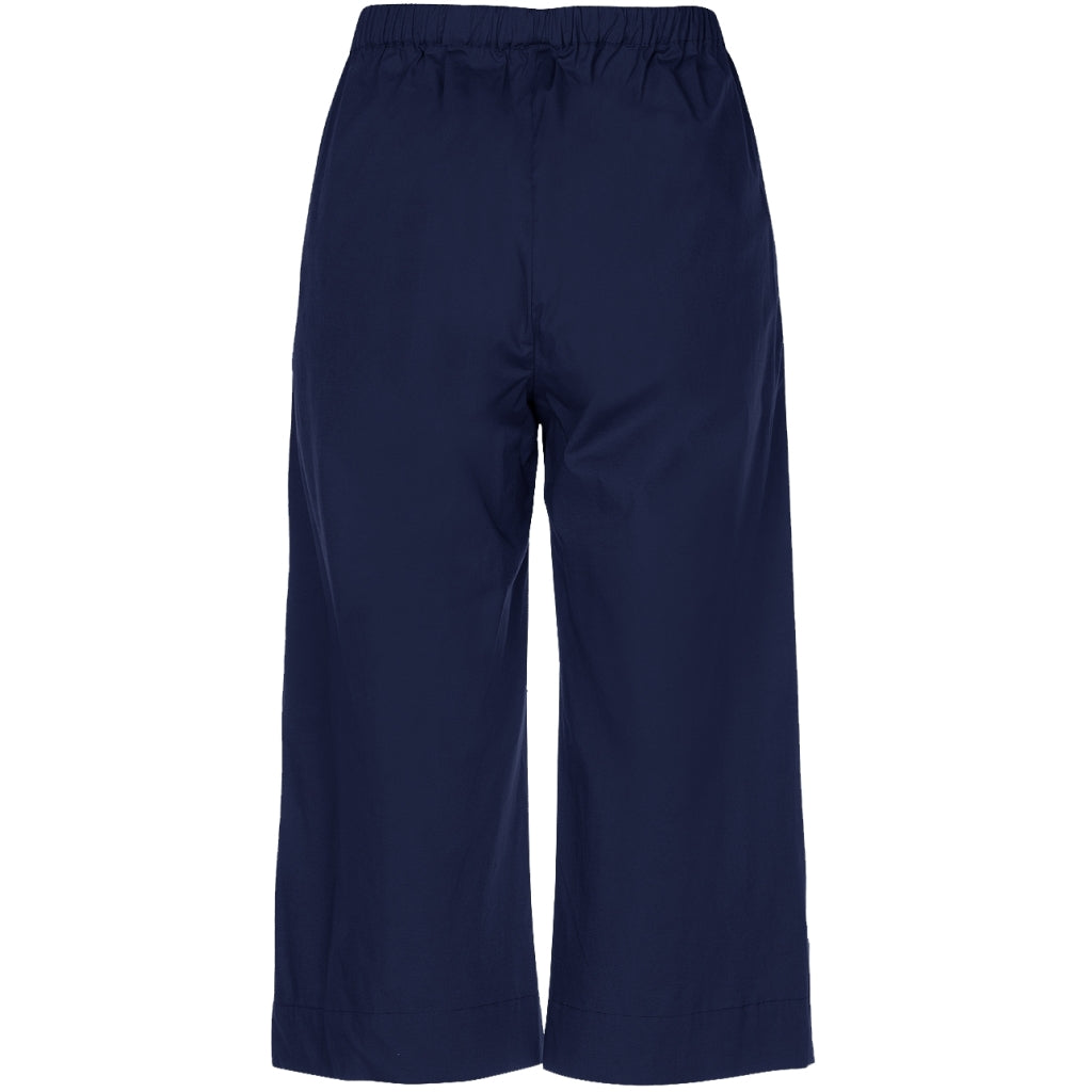 Stump bukser i blå.