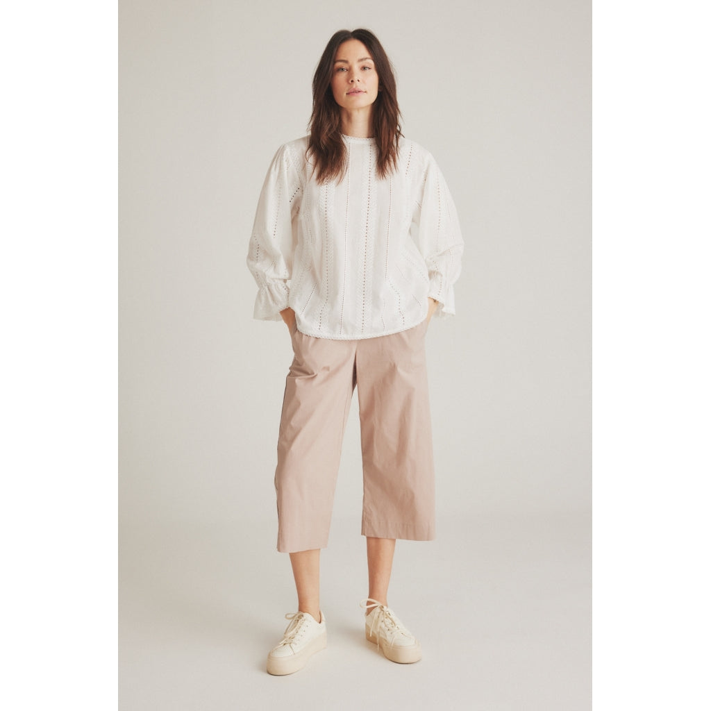 Stump bukser i sandfarve.