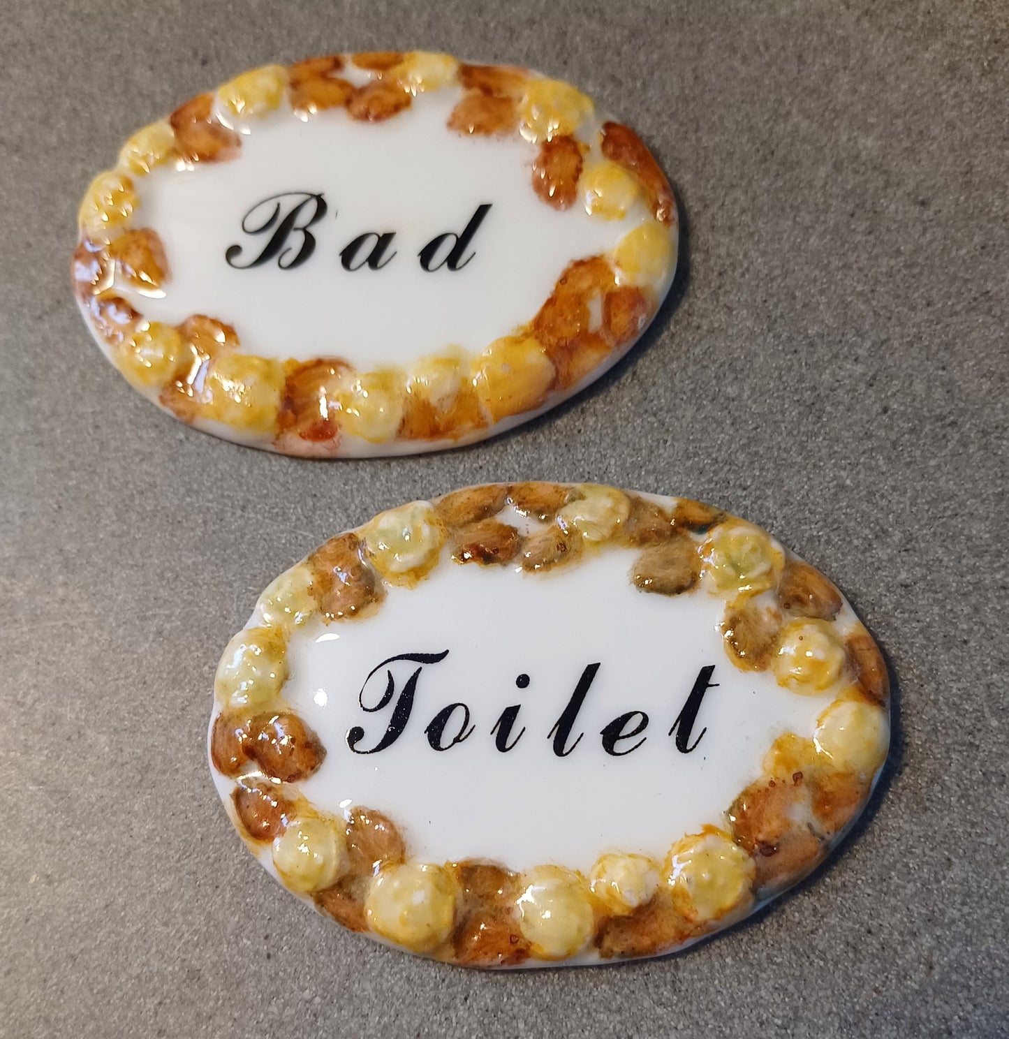Toiletskilt med blomster.