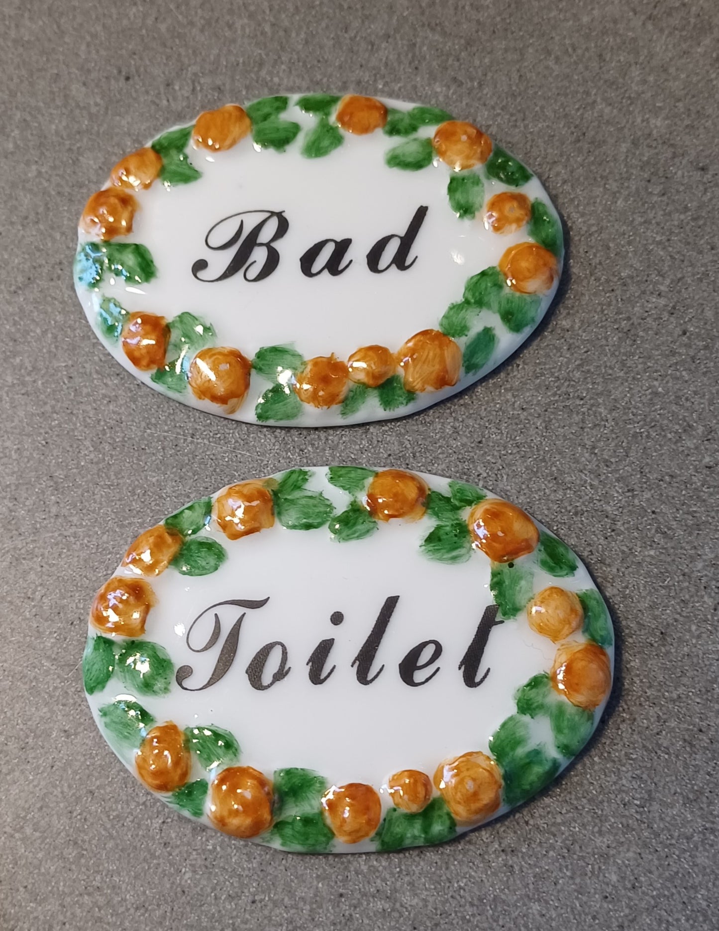 Toiletskilt med blomster.