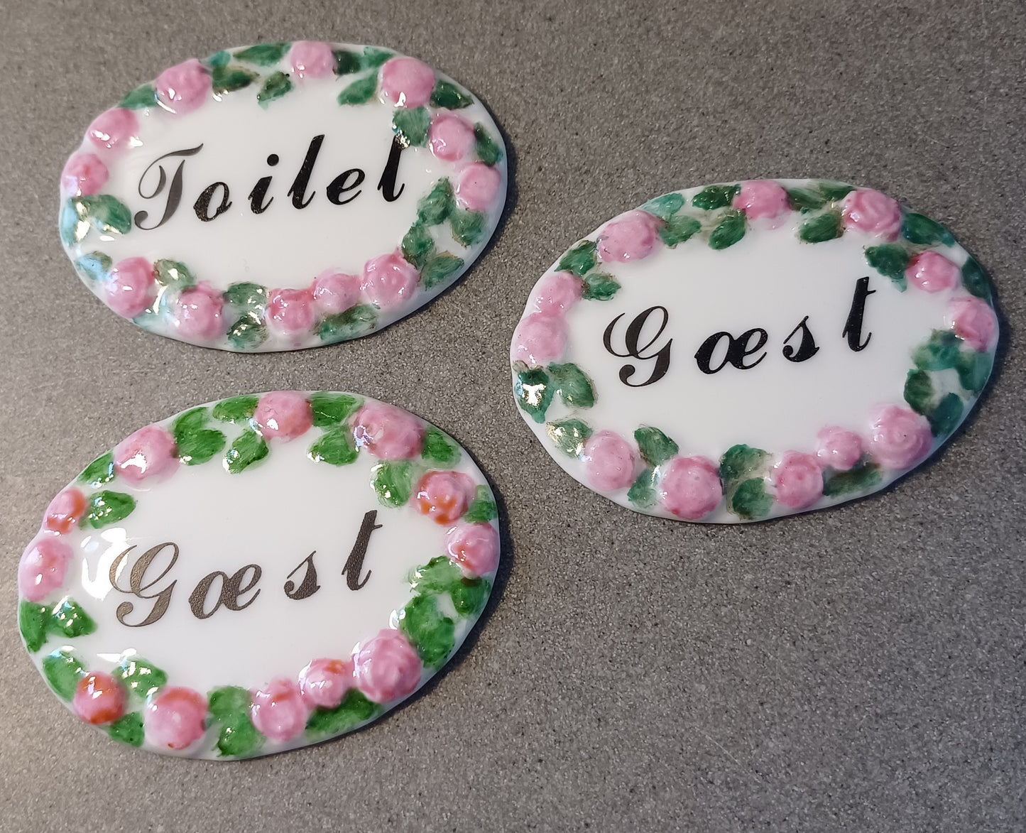 Toiletskilt med blomster.