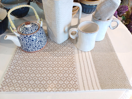 Dækkeservietter med vævet mønstre.