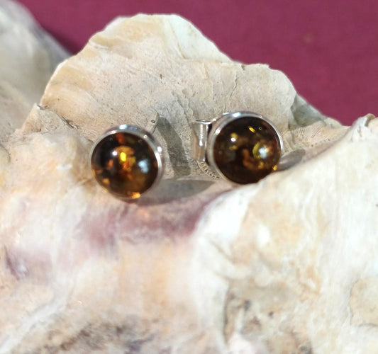 Grøn rav ørestikker i sølv indsats.