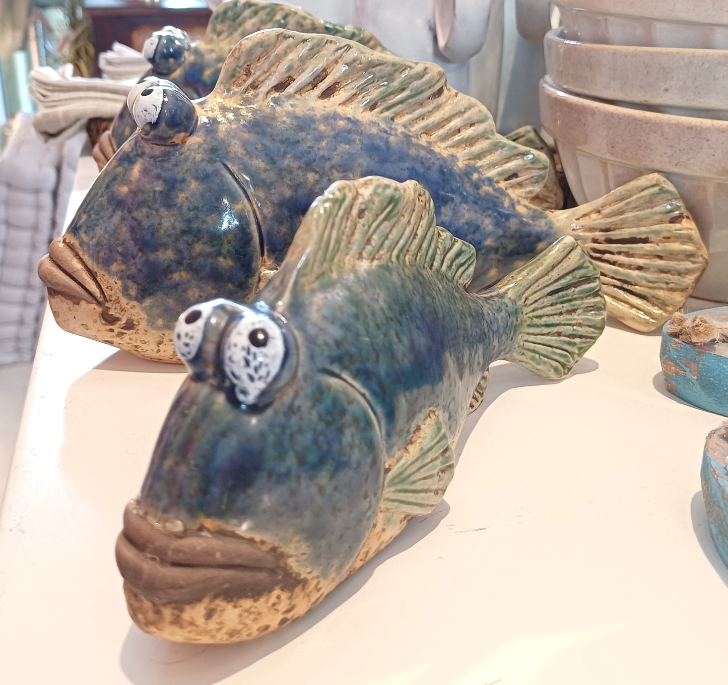 Mellem stor blå keramik fisk.
