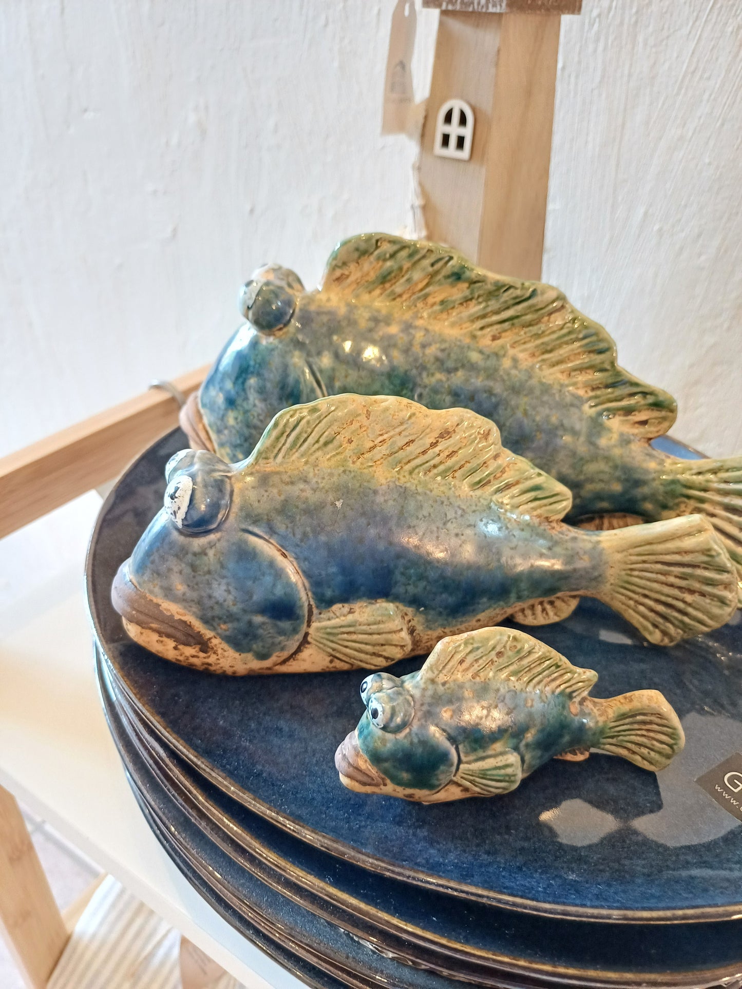 Mellem stor blå keramik fisk.