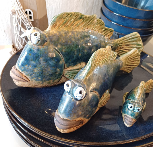 Mellem stor blå keramik fisk.