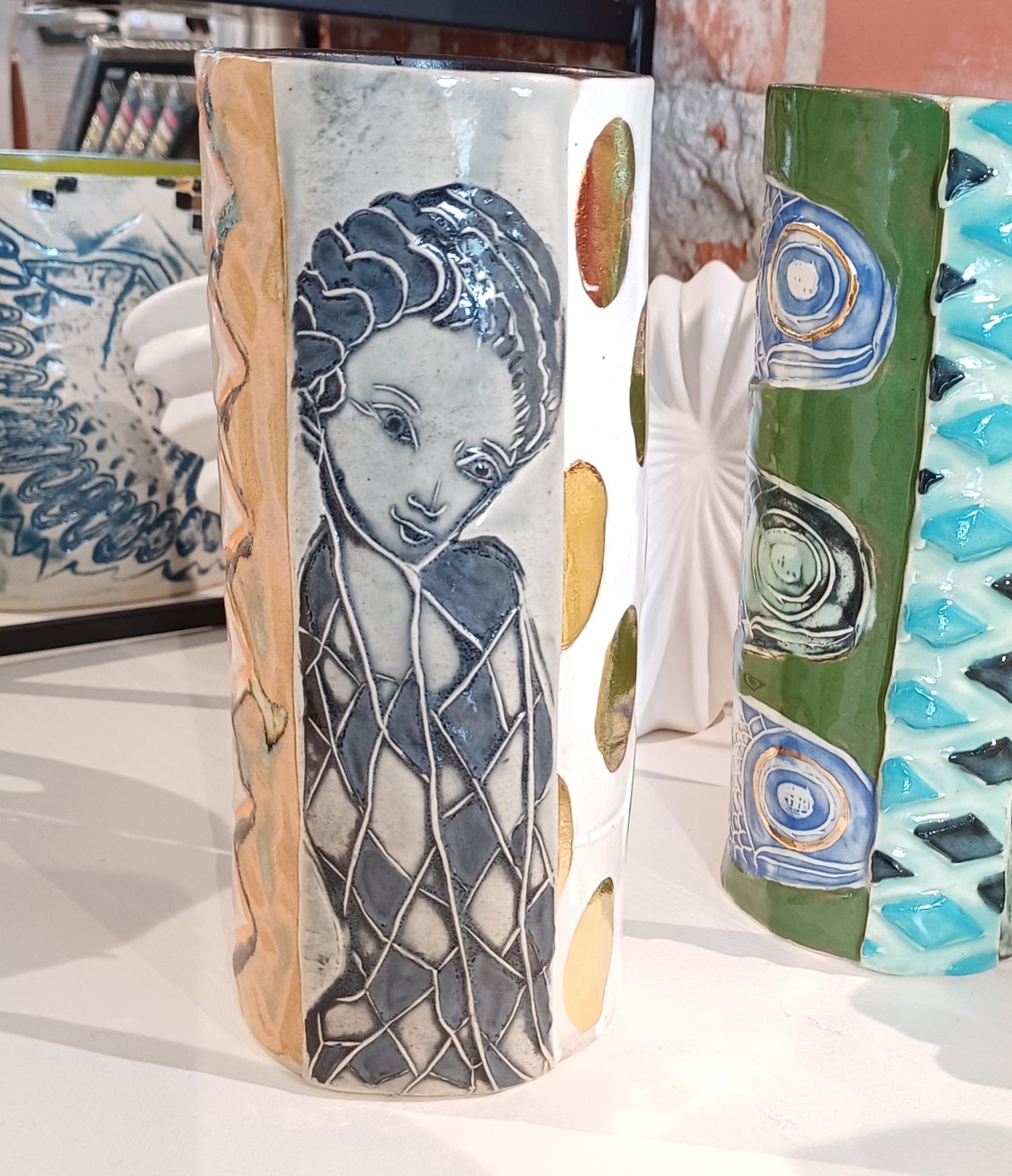 Hvid harlekin mønster cylinder keramik vase.