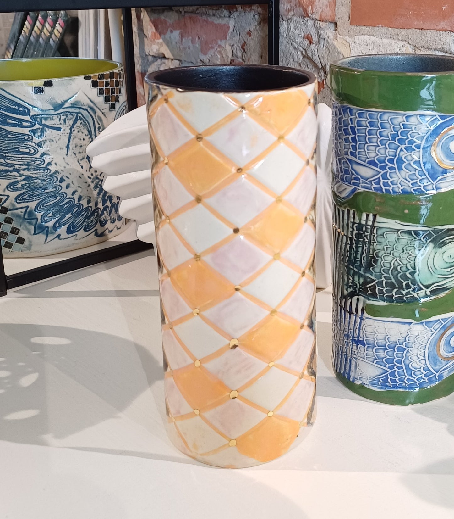 Hvid harlekin mønster cylinder keramik vase.