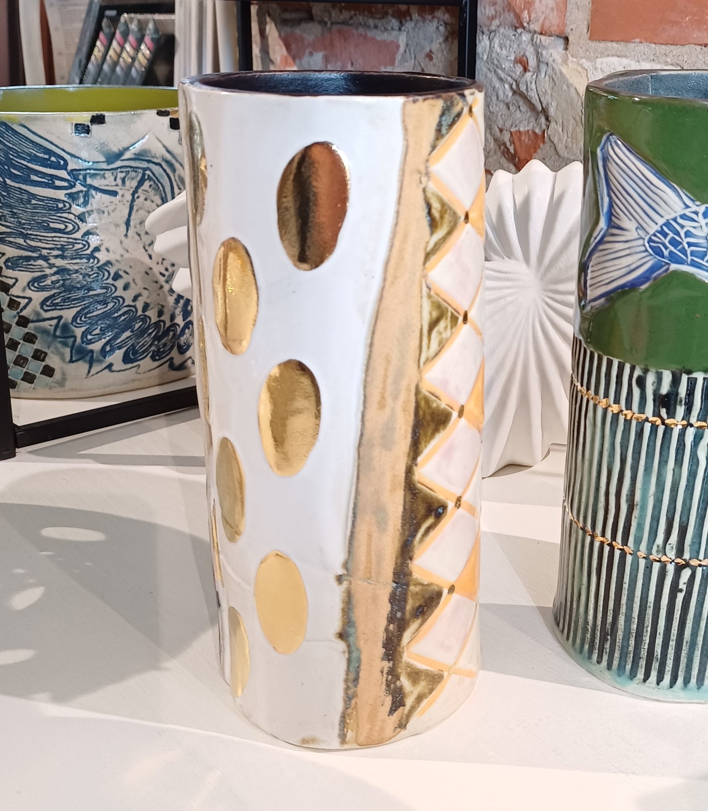 Hvid harlekin mønster cylinder keramik vase.