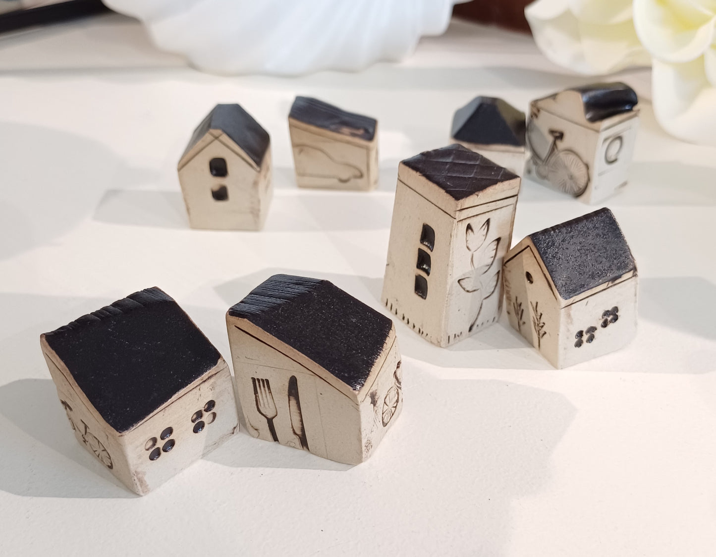 Små søde keramik huse.