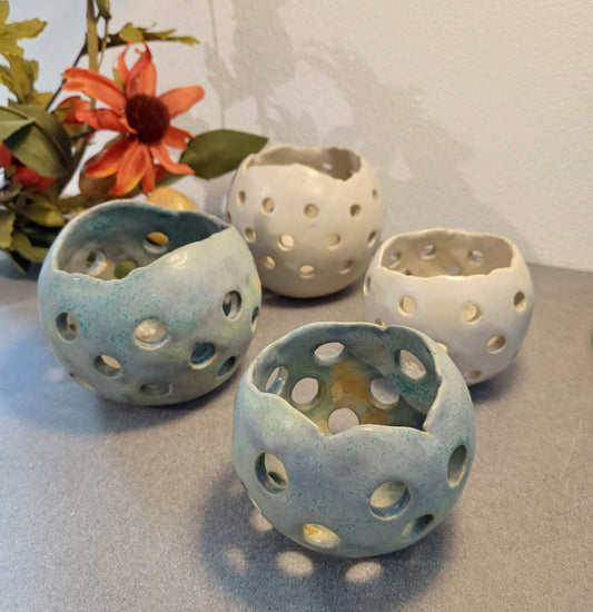 Fyrfadsstager som lysskåle i hvid eller mint.