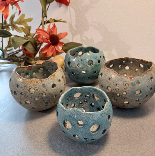 Fyrfadsstager som lysskåle i rustik stentøj.