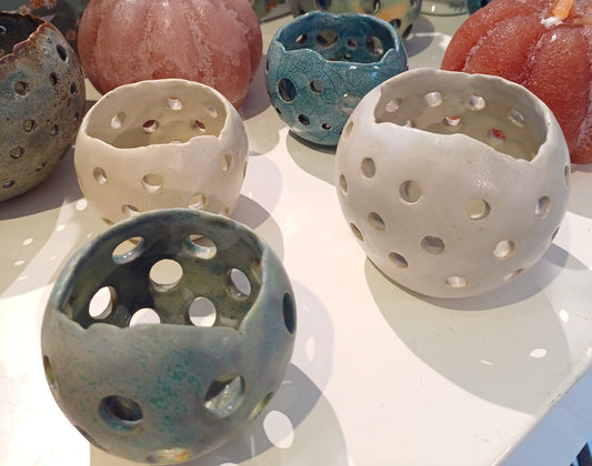 Fyrfadsstager som lysskåle i hvid eller mint.