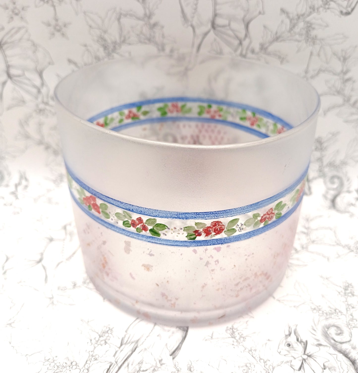 Glas skål med blomster bort.