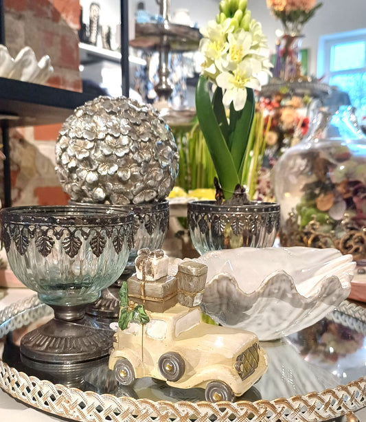 Juledekorations bil med gaver – rustik julepynt til hjemmet