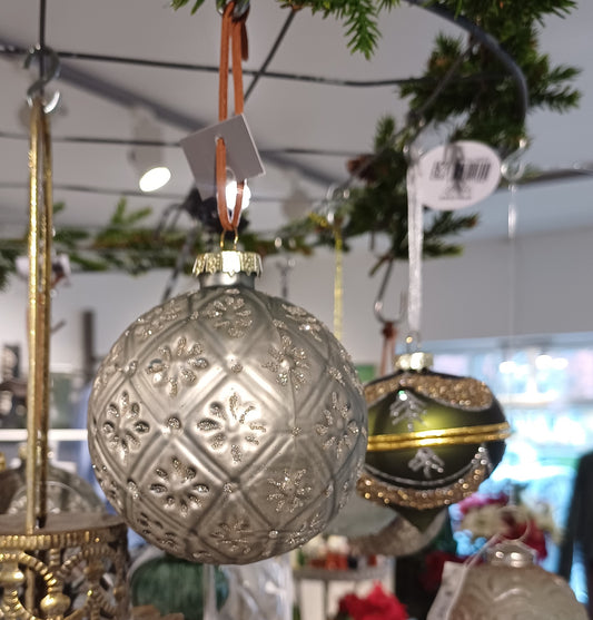 Julekugle i støvgrøn med glimmerblomster – julepynt