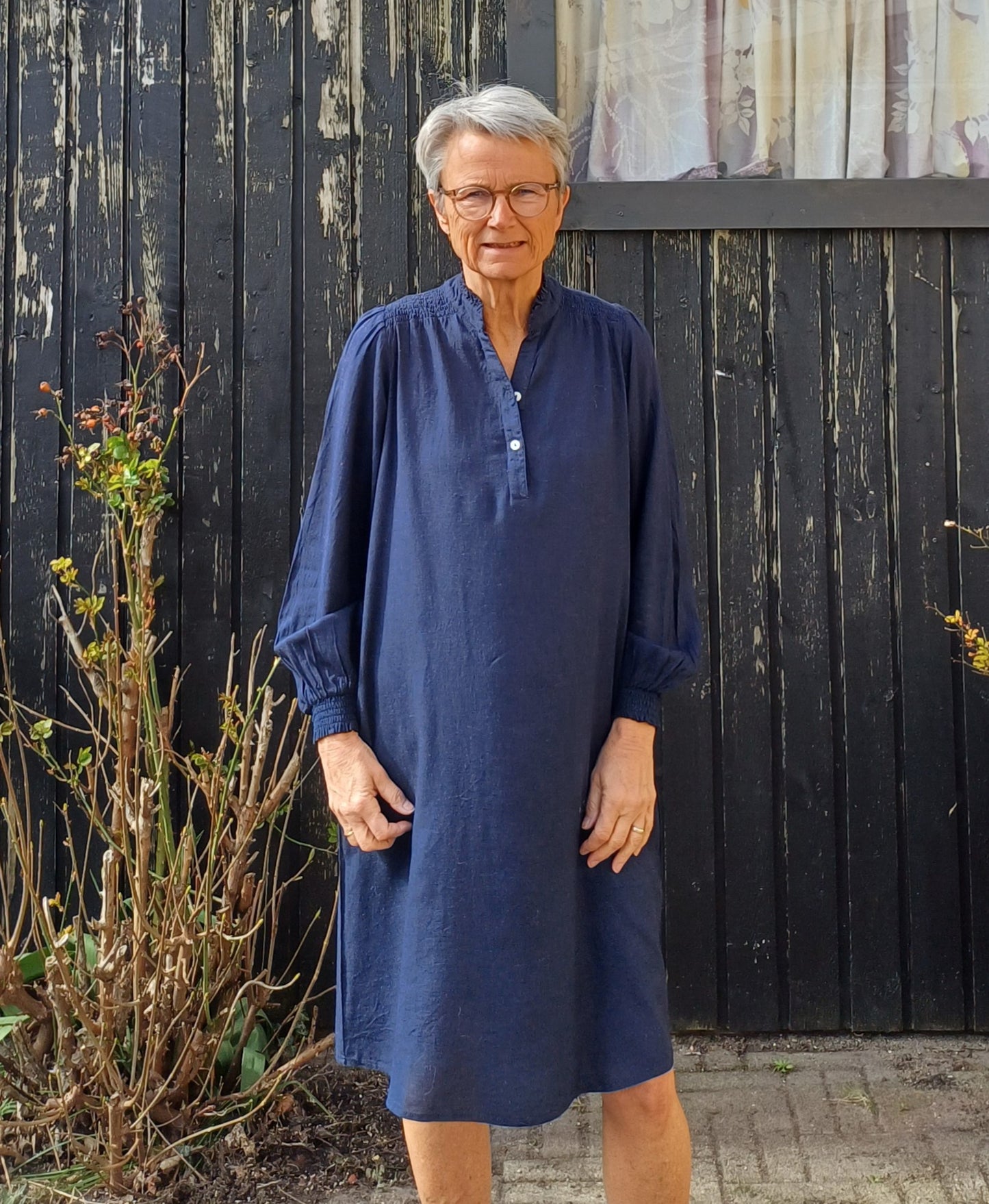 Blå klassisk kjole med hør.