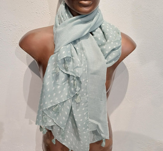 Sart turkis viskose tørklæde med hvid mønstre.