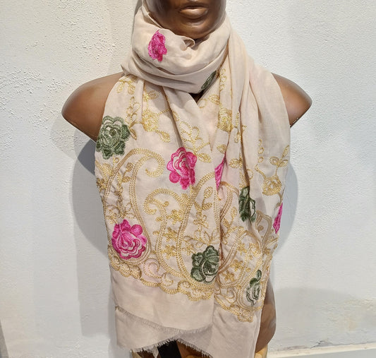 Beige boho blomstret tørklæde.