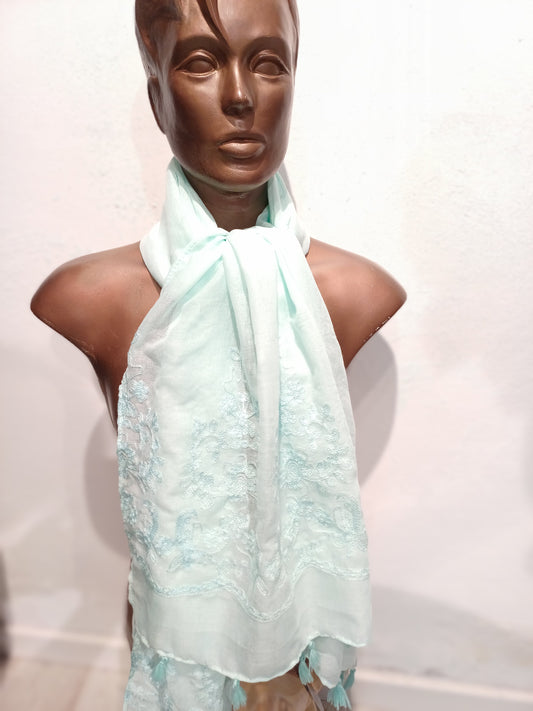 Sart turkis farvet tørklæde med broderi.