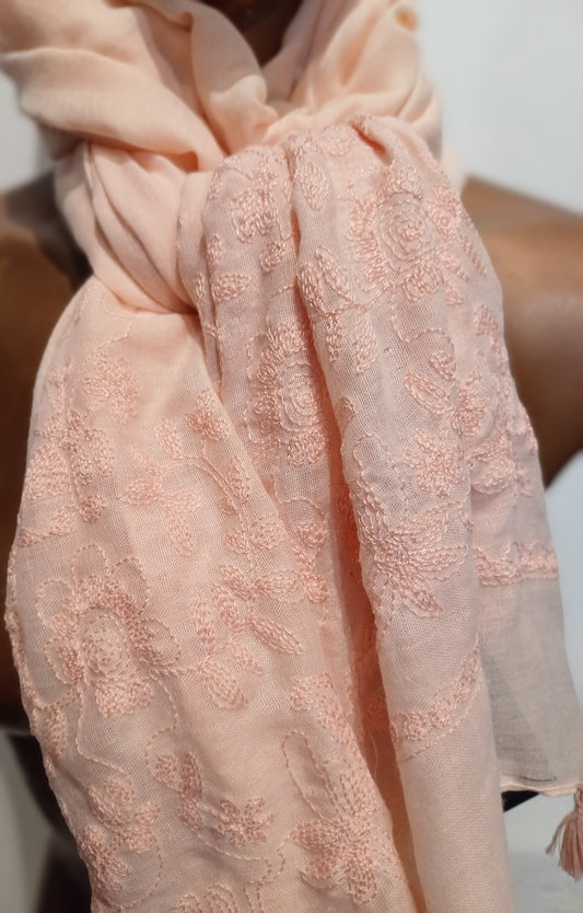 Fersken farvet tørklæde med broderi.