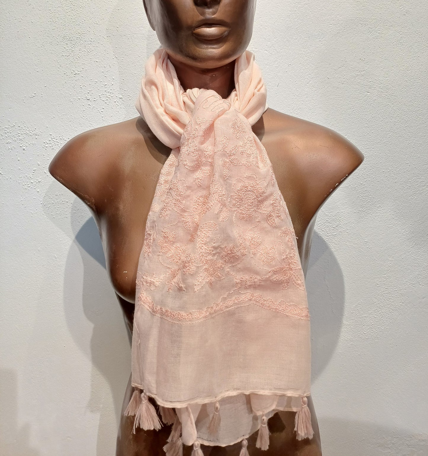 Fersken farvet tørklæde med broderi.