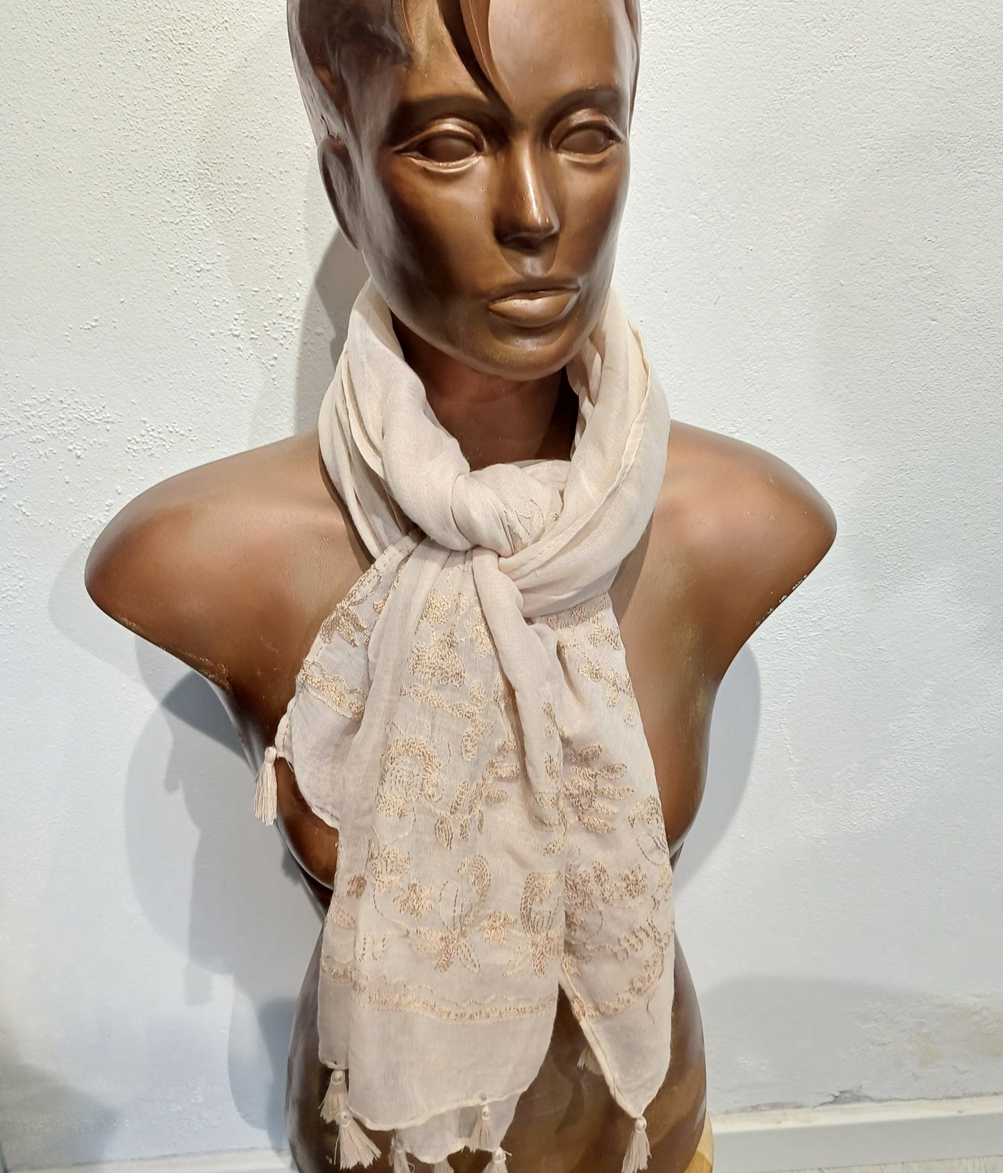 Taupe farvet tørklæde med broderi.