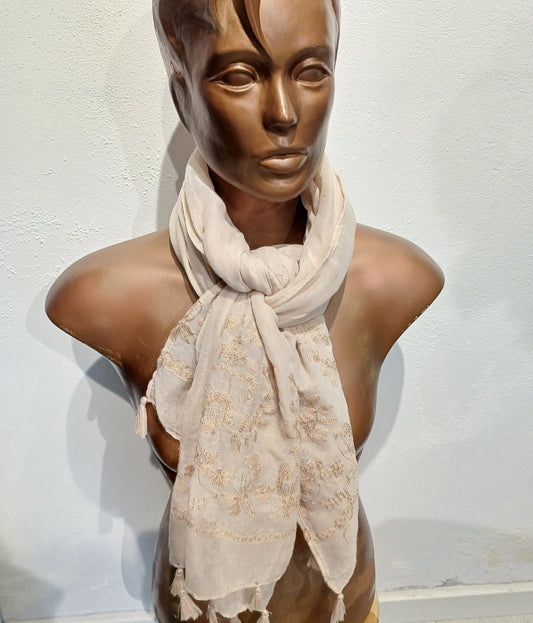 Taupe farvet tørklæde med broderi.