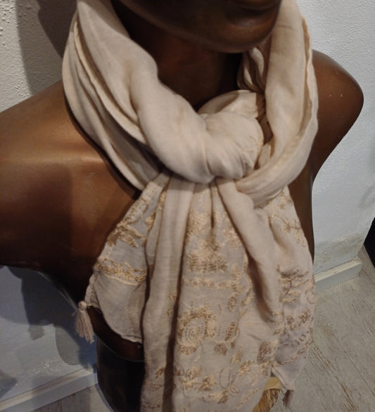 Taupe farvet tørklæde med broderi.