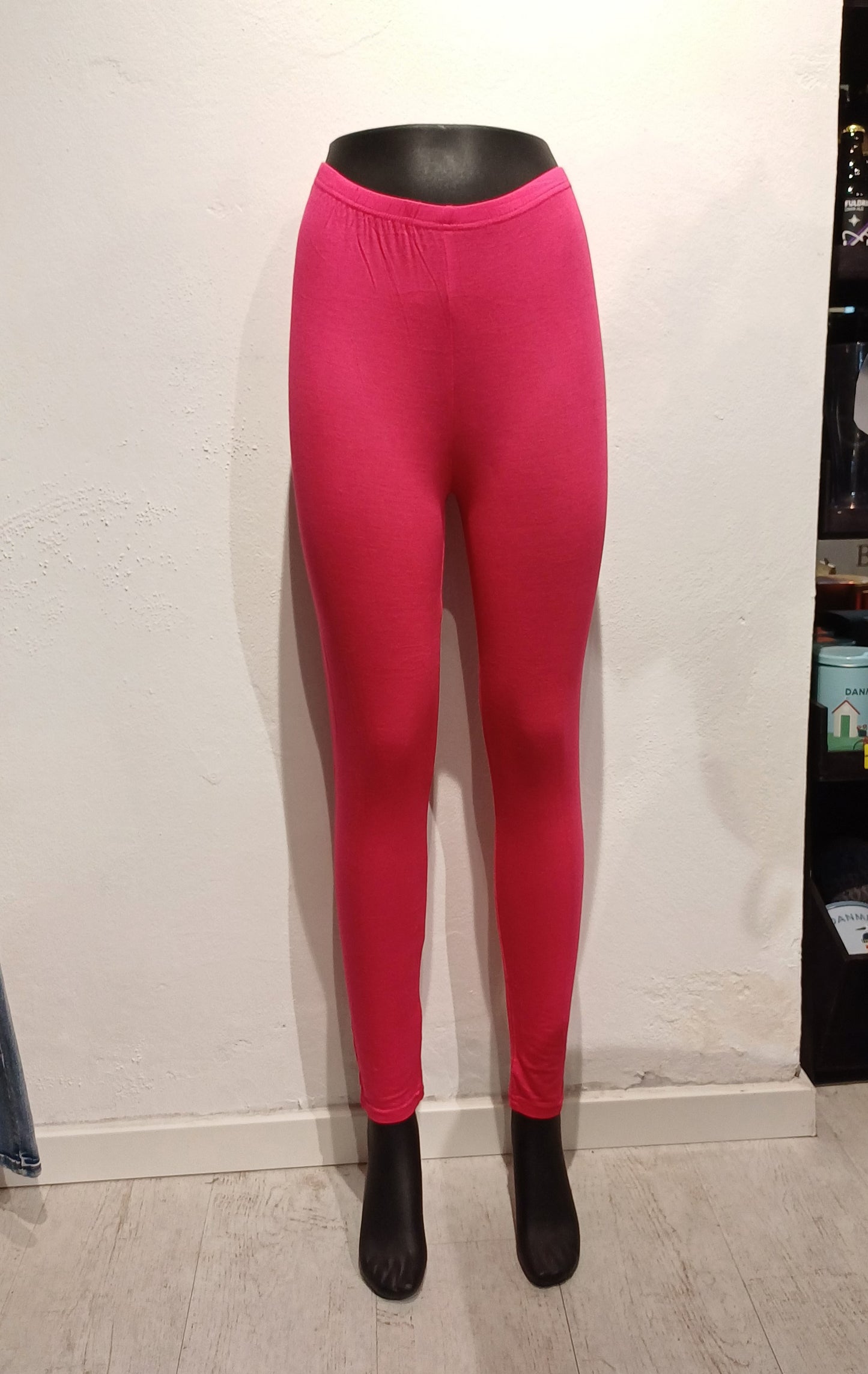 Fushia lange leggings.