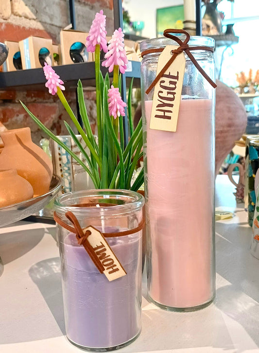 "Hygge" lyserød stearinlys i glas.