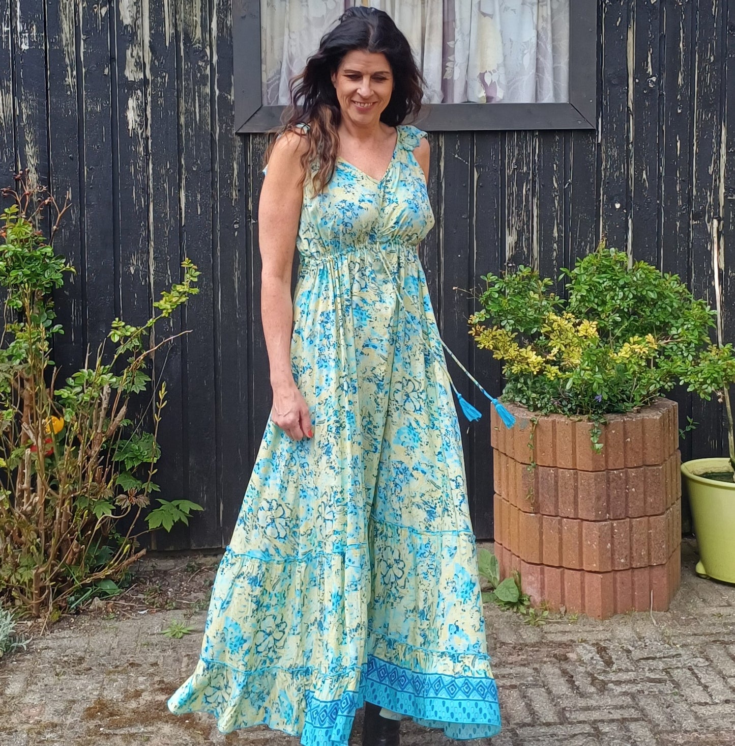 Lang sommer kjole med flæse stropper.