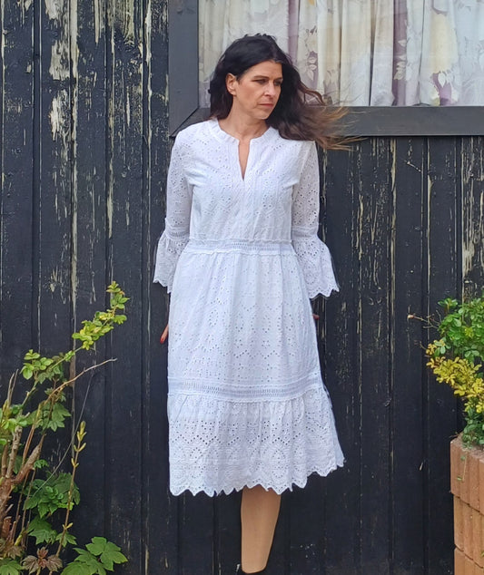 Hvid kjole med broderie anglaise.