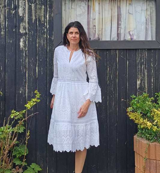 Hvid kjole med broderie anglaise.