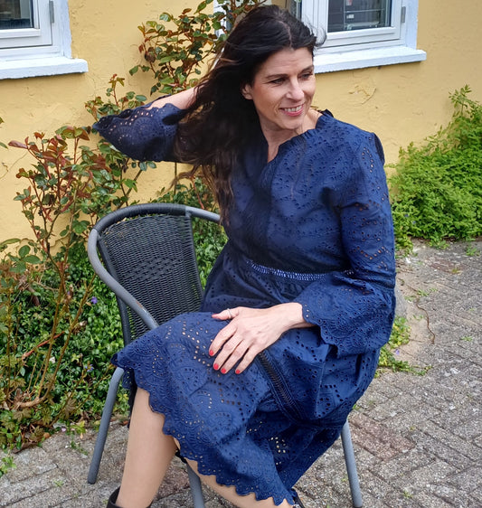 Blå kjole med broderie anglaise.