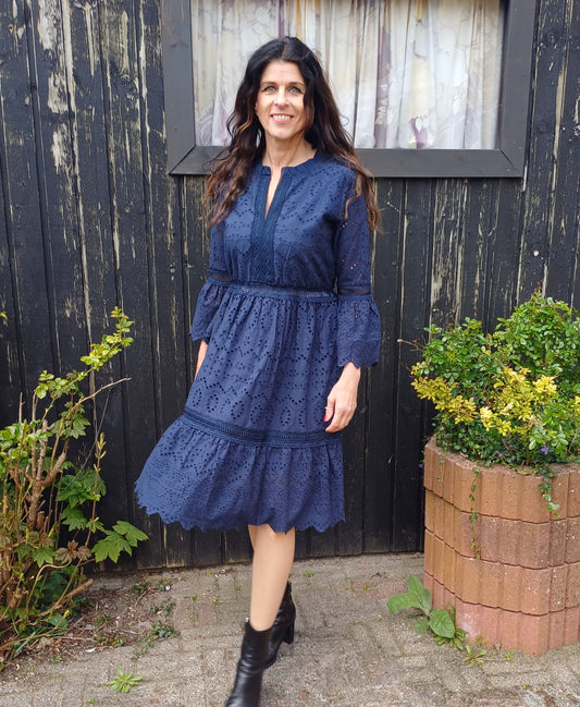 Blå kjole med broderie anglaise.