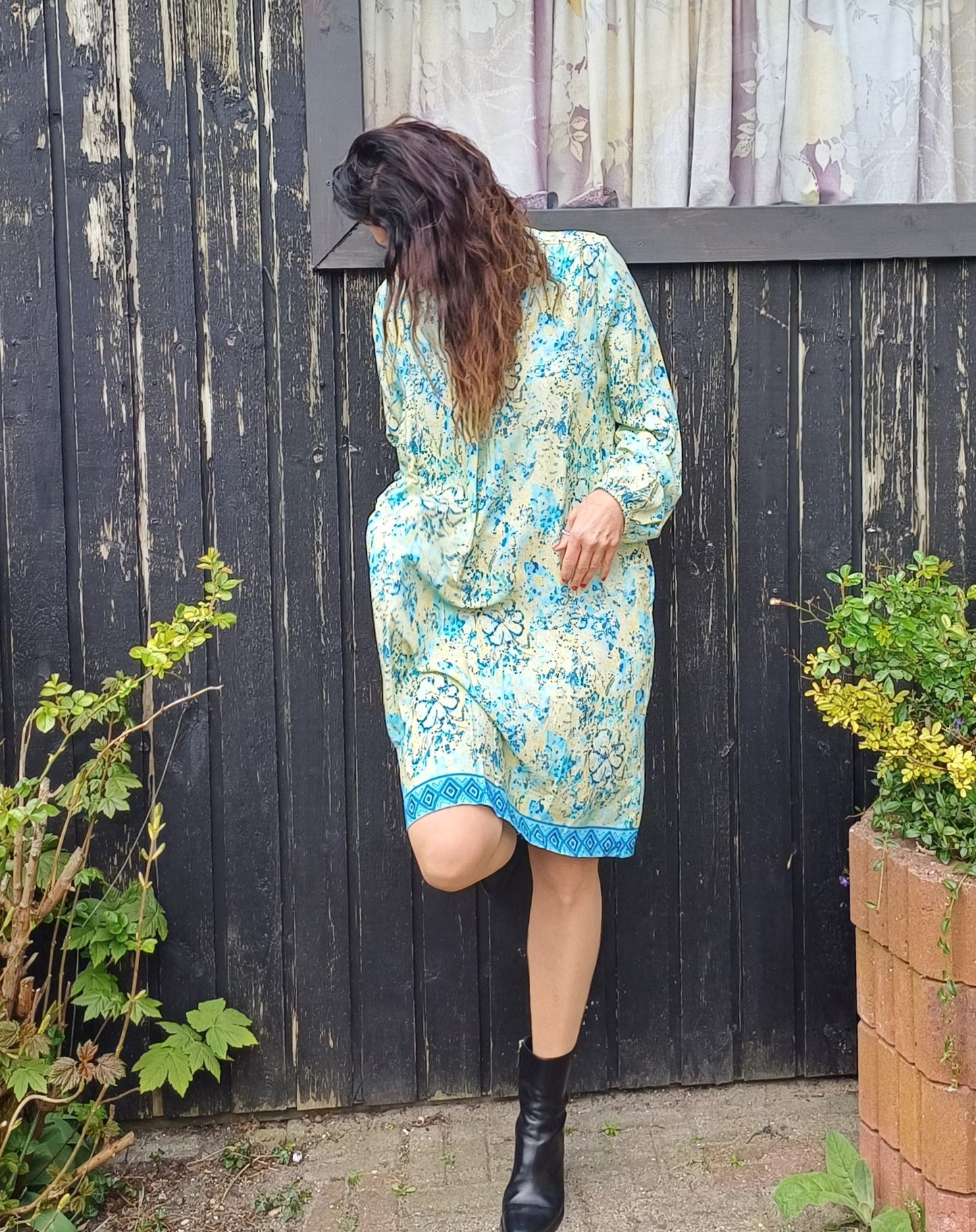 Tunika med turkis og grøn mønstre.