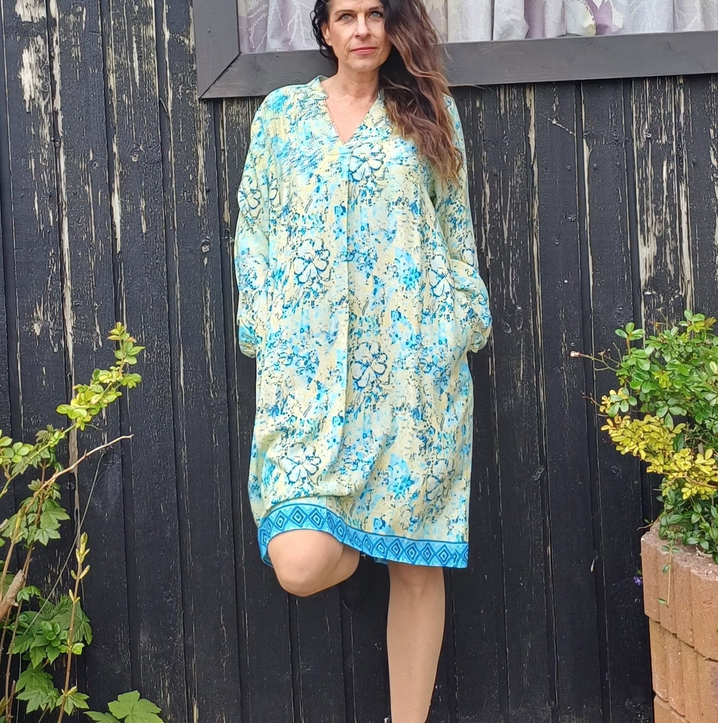 Tunika med turkis og grøn mønstre.