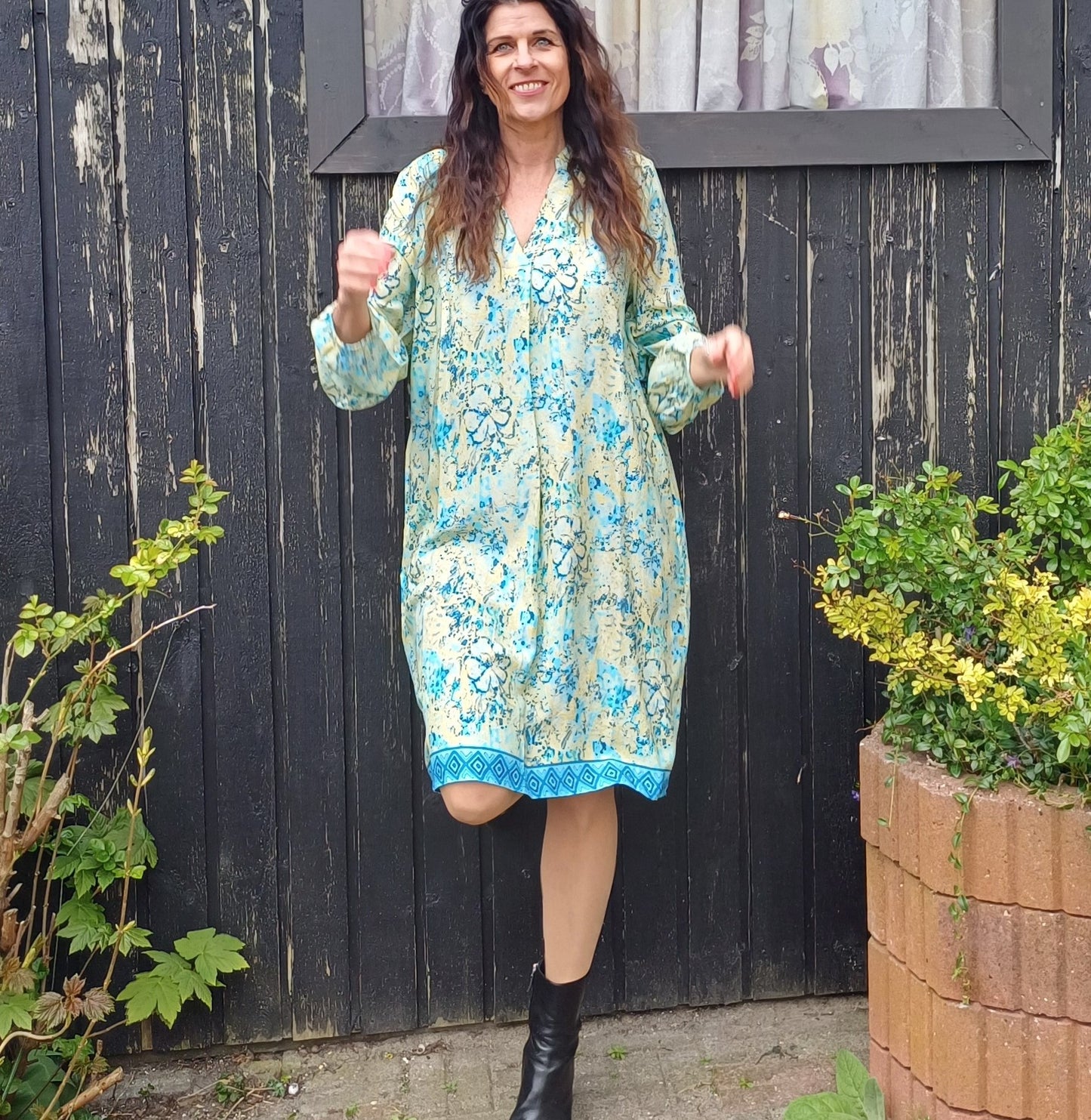 Tunika med turkis og grøn mønstre.