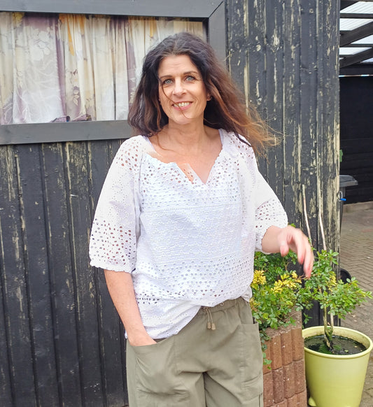 Bluse i hvid med broderie anglaise.