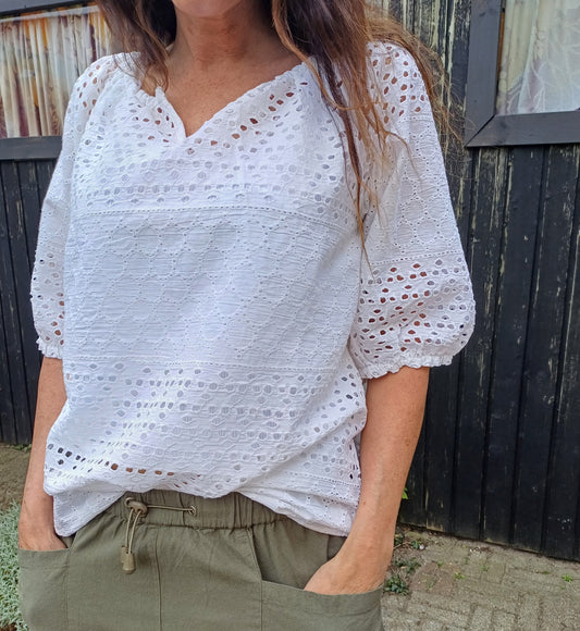 Bluse i hvid med broderie anglaise.