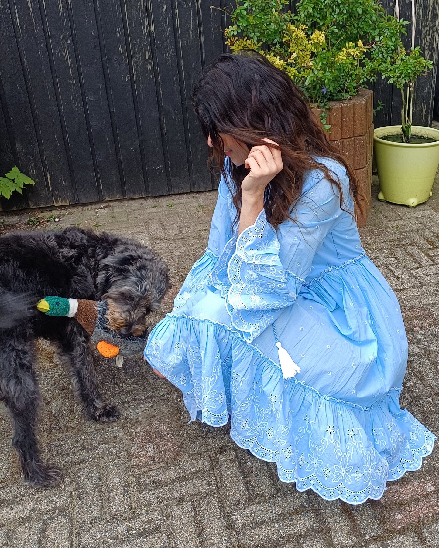 Lyseblå bohokjole med broderie anglaise.