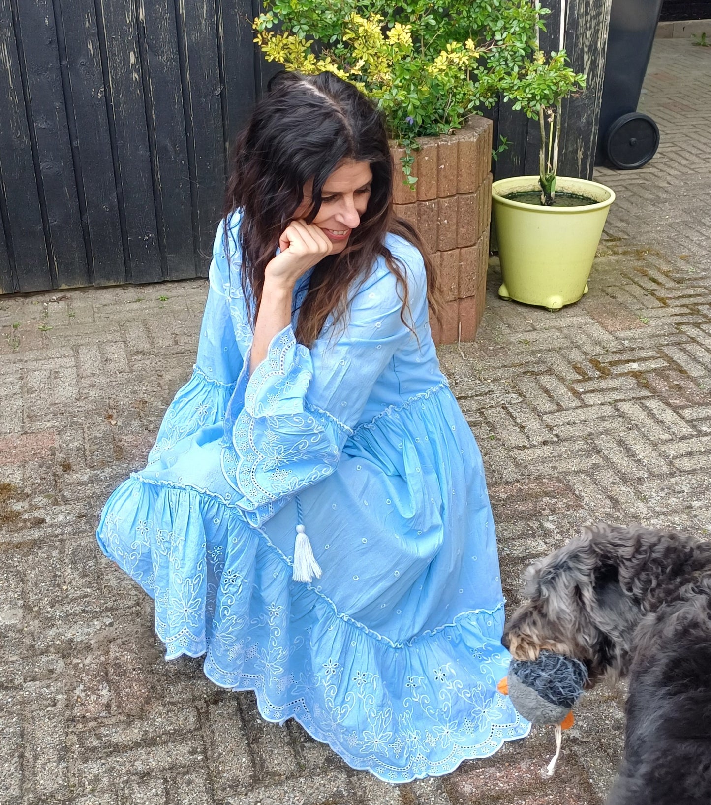 Lyseblå bohokjole med broderie anglaise.