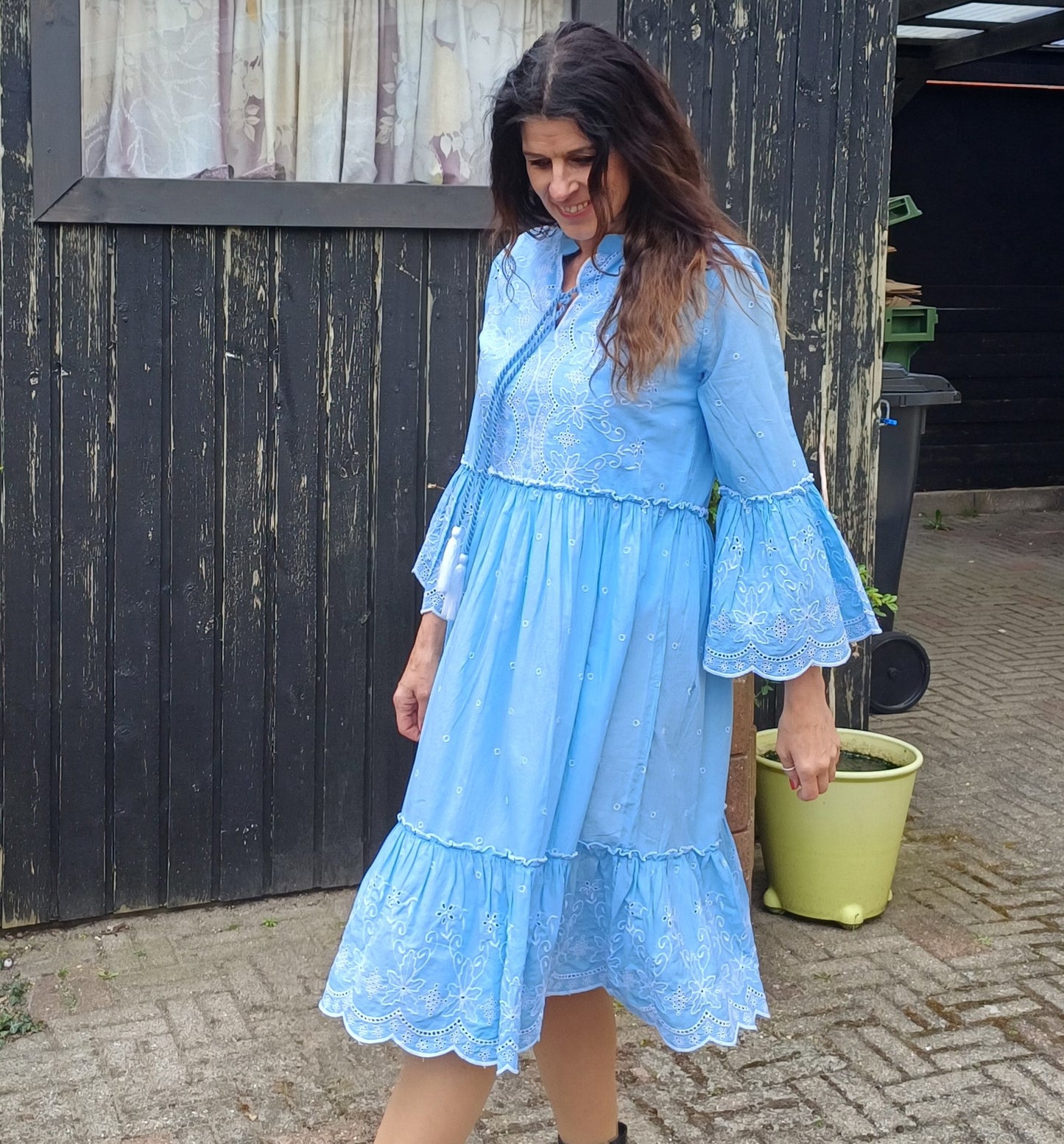 Lyseblå bohokjole med broderie anglaise.