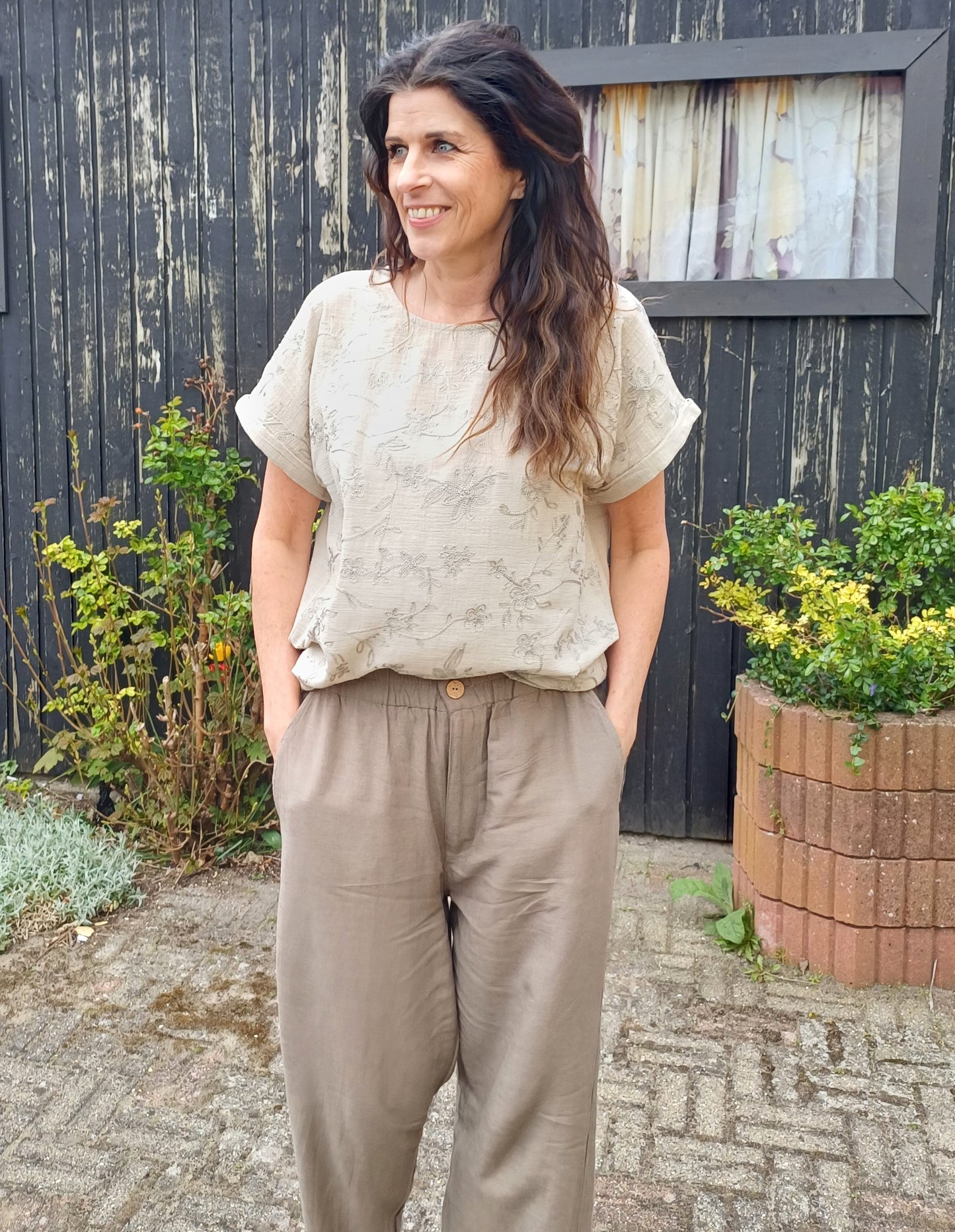 Sandfarvet T-shirt blomster broderi.
